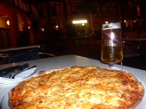 ホテルヴェーレン近くの噴水広場では3軒の料理店が営業中。<br />
お腹いっぱいなのに旅の勢いでビールとマルガリータピザを注文した。<br />
うっわ、こんなにでかいとは…。