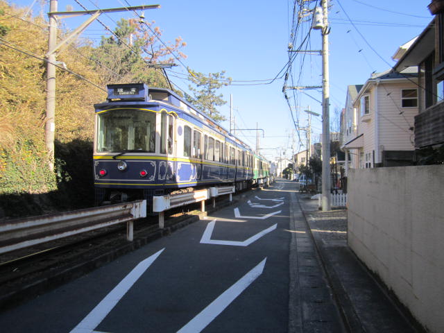 住宅地を行く10形