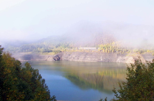 色付き始めた大雪湖