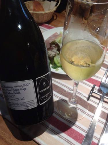 ミュンヘン帰りの友人と昼ワイン。<br />
メンガー・クリュッグのBdB 2007。<br />
ドイツのシャルドネ100%、瓶内二次発酵の泡。<br />
香ばしさとキレの良い酸を持つとても美味しい泡でした。