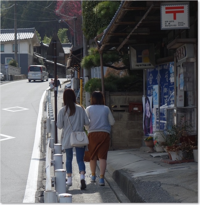 29たばこ屋の前を