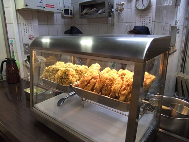 永坂更科布屋太兵衛 新宿地下鉄ビル店の天ぷらケース20130217.JPG