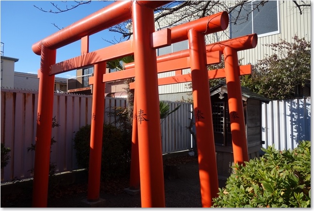 122街中の赤い鳥居