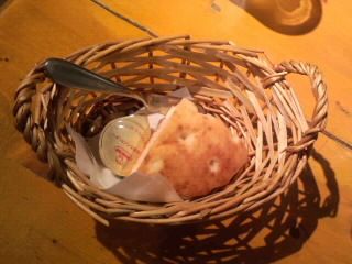 バター付き籠入りパン2017