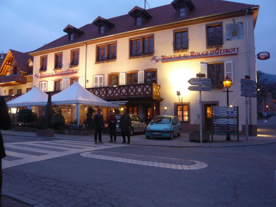 夕食はオットロットの料理店。