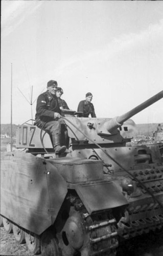 402px-Bundesarchiv_Bild_101I-022-2922-14,_Russland,_Panzer_III.jpg