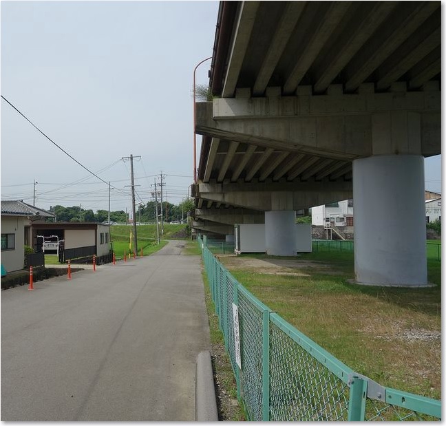 12その道路沿いに