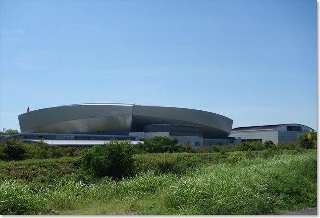 74大きな建物が見えます