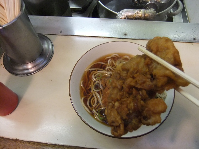 弥生軒６号店＠JR我孫子駅の唐揚そば２個入り２20131220.JPG