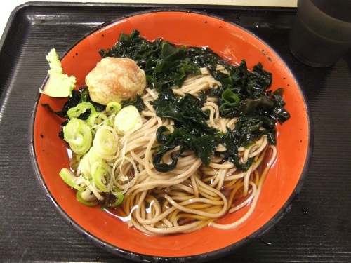 千住２丁目・富士そばの冷し梅天わかめそば１