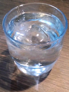 水色グラスの水2016