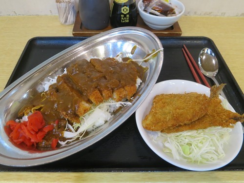 20150921_ごはん処はってん食堂_キャベツのせカツカレーと鯵フライ.JPG