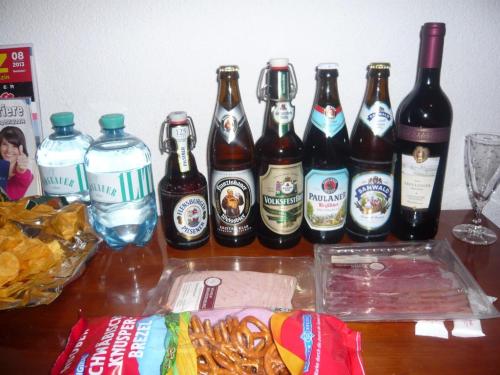 タカちゃんご夫婦とホテルの部屋で二次会。かなり飲みました。