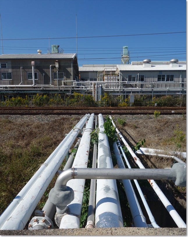 35水路を渡るパイプ