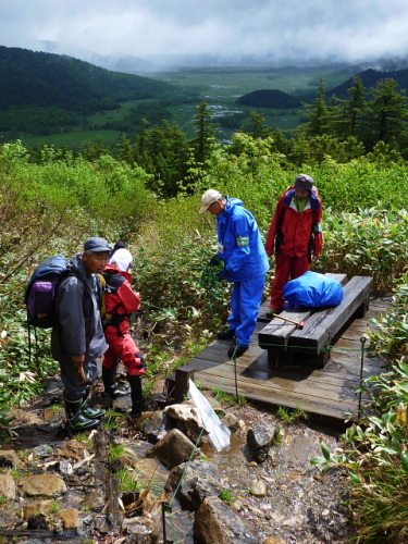 至仏山高山植物柵立て3.jpg