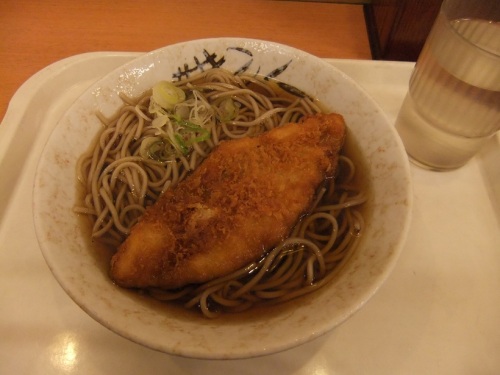 だるまそば西新宿支店の魚フライそば１20130606.JPG