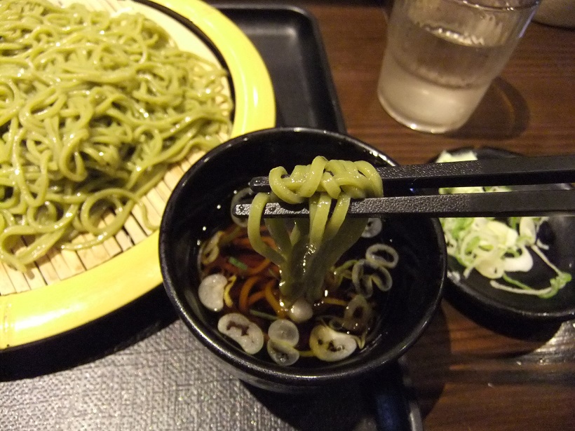 つのはず深大寺そば＠新宿の茶そば２20130623.JPG