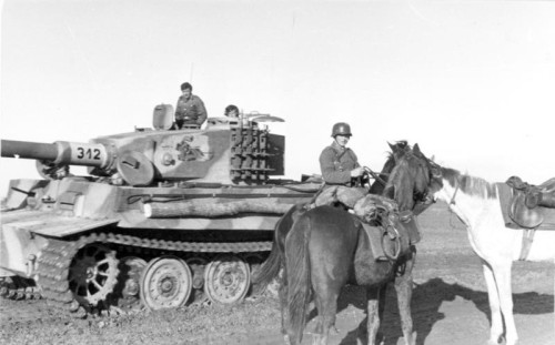 Bundesarchiv_Bild_101I-090-3947-16_Russland_Panzer_VI_Tiger_I_Pferde.jpg