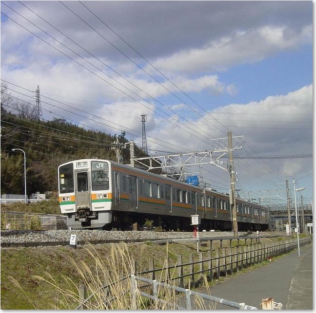 15やってきた211系