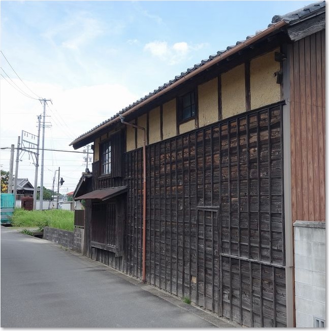 28渋い民家