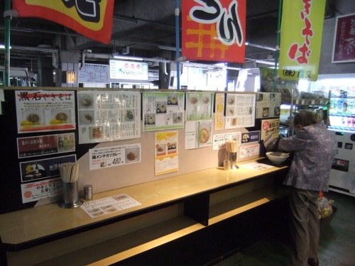産交そばコーナー＠弘前バスターミナルの立ち食いコーナー20120905.JPG