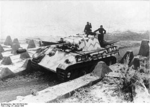 Bundesarchiv_Bild_183-P0213-501,_Westwall,_Panzer_V_(Panther)_durchquert_Panzersperren.jpg