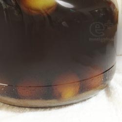 130727 黒糖梅酒 漬け始めてもうすぐ２ヶ月 の状態（沈み始めたウメ）