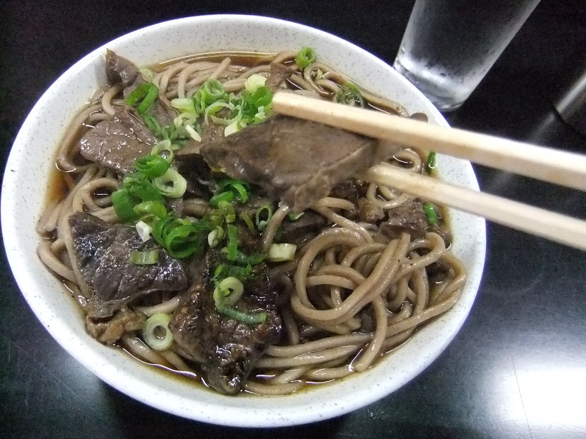 丸徳＠大阪・新世界のホルモンそば３20121011.JPG