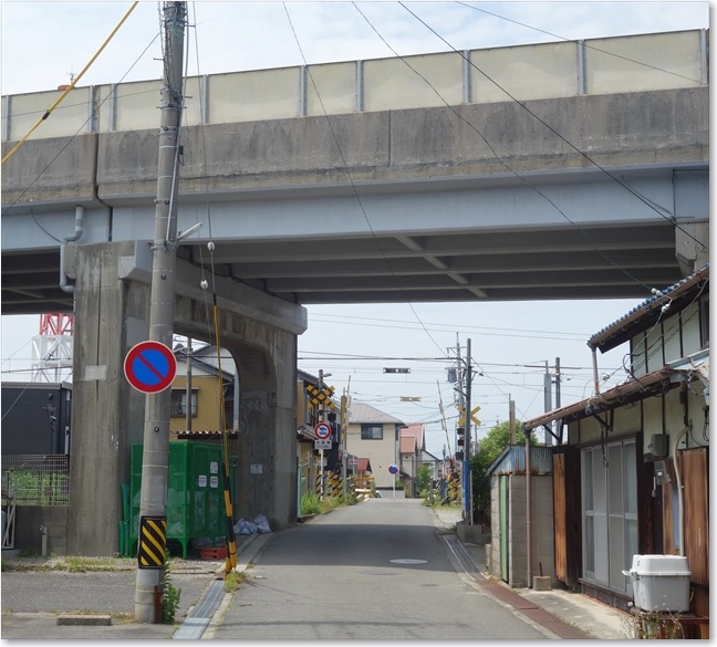 59上は国道１号・・・踏切があります