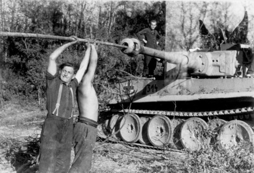 Bundesarchiv_Bild_101I-455-0020-23_Russland_Panzersoldaten_Panzer_VI_Tiger_I.jpg