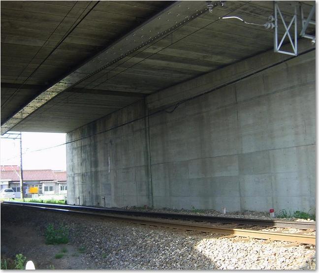 18道路をくぐる養老鉄道