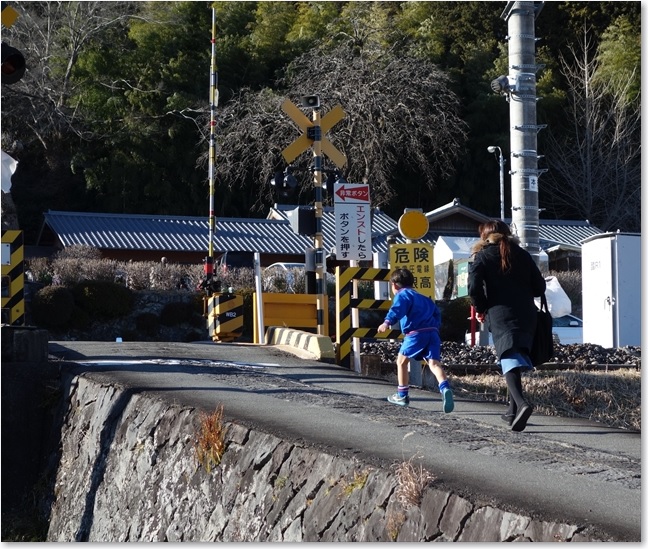 51駆け上る親子？