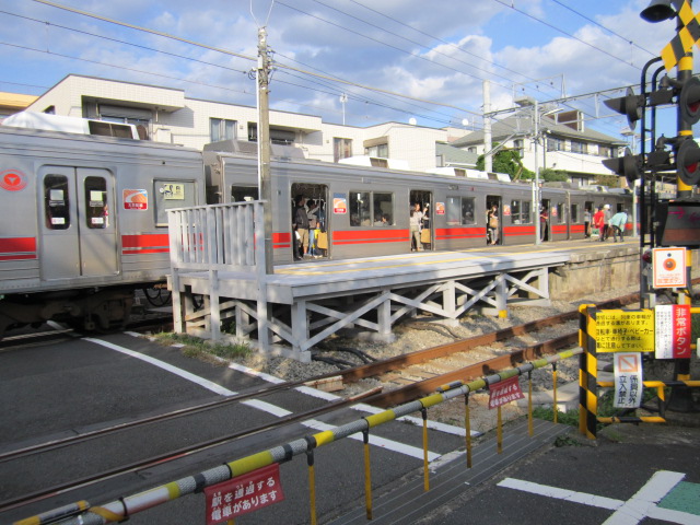ホームからはみ出ている大井町方面