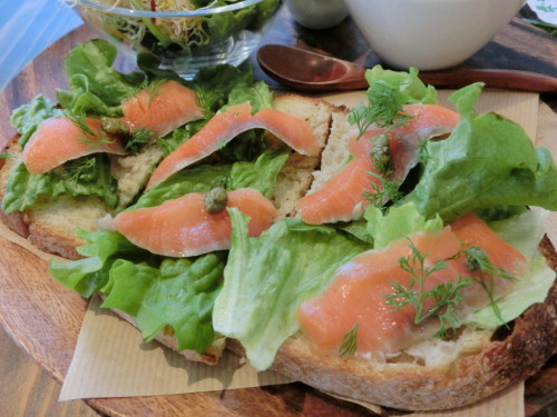 Pain au Sourire スモークサーモンとクリームチーズ　ナッツバーニャカウダソース 単体.jpg