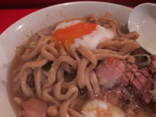 20150518_ラーメン二郎府中店_ブタ入りラーメン温泉玉子2.JPG