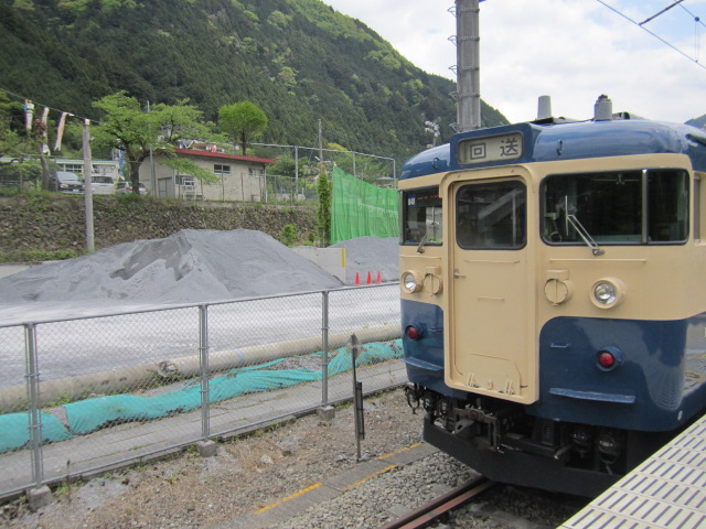 115系と鯉のぼり