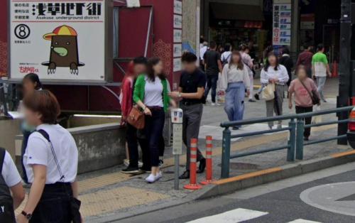 浅草駅前の歩道.jpg