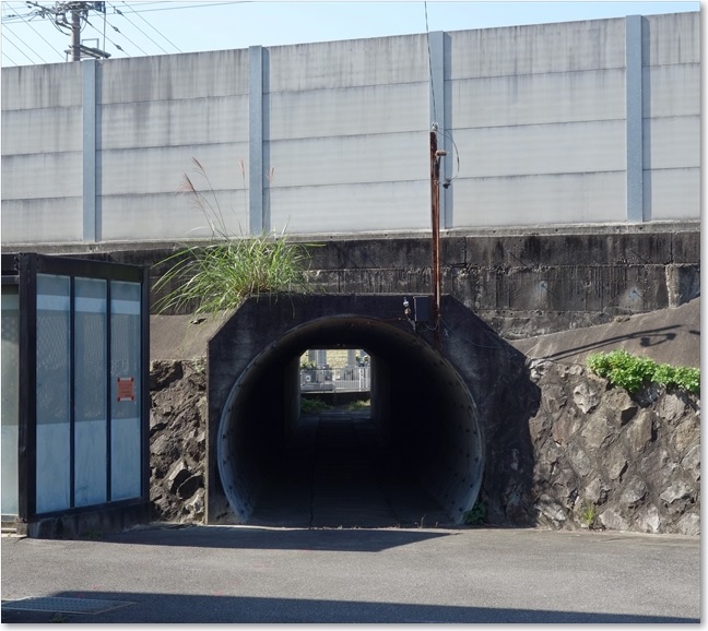 47この架道橋は潜らずに
