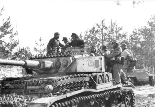 Bundesarchiv_Bild_101I-090-3914-29A,_Russland,_Panzer_IV.jpg