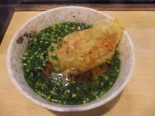 ２売店うどん＠ＪＲ広島駅在来線１番ホームの天ぷらそば１