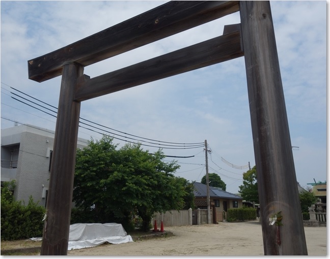 27鳥居は木製のようです