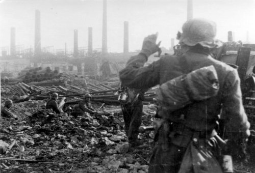Bundesarchiv_Bild_146-1974-107-66,_Russland,_Kampf_um_Stalingrad,_Infanterie.jpg