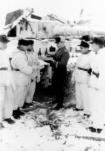 Bundesarchiv_Bild_101I-278-0874-07_Russland_Auszeichnung_von_Soldaten_vor_Panzer_VI_Tiger_I.jpg