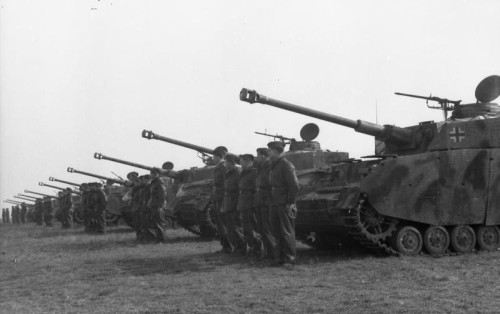 Bundesarchiv_Bild_101I-297-1740-19A,_Frankreich,_SS-Division__Hitlerjugend_,_Panzer_IV.jpg