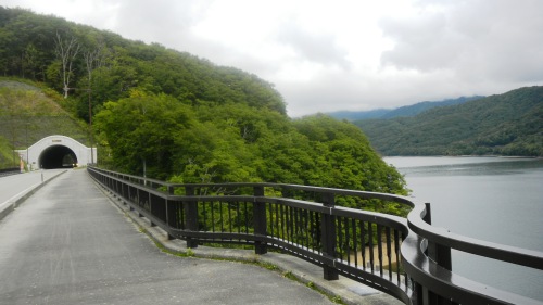 021野鳥の森トンネルと桧原湖.JPG