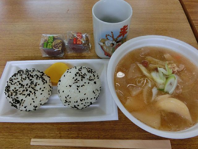 おにぎりと豚汁.jpg