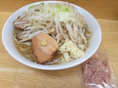 20150712_ラーメン二郎 環七新代田店_小の少な目にバラの角煮とかつおぶし.JPG