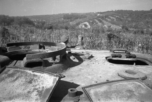 looking_along_the_turret_of_the_first_tiger_tank_to_be_knocked_out_by_new_zealand_tanks_during_the_advance_to_florence_26_july_
