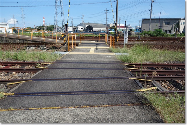 143構内踏切を渡って