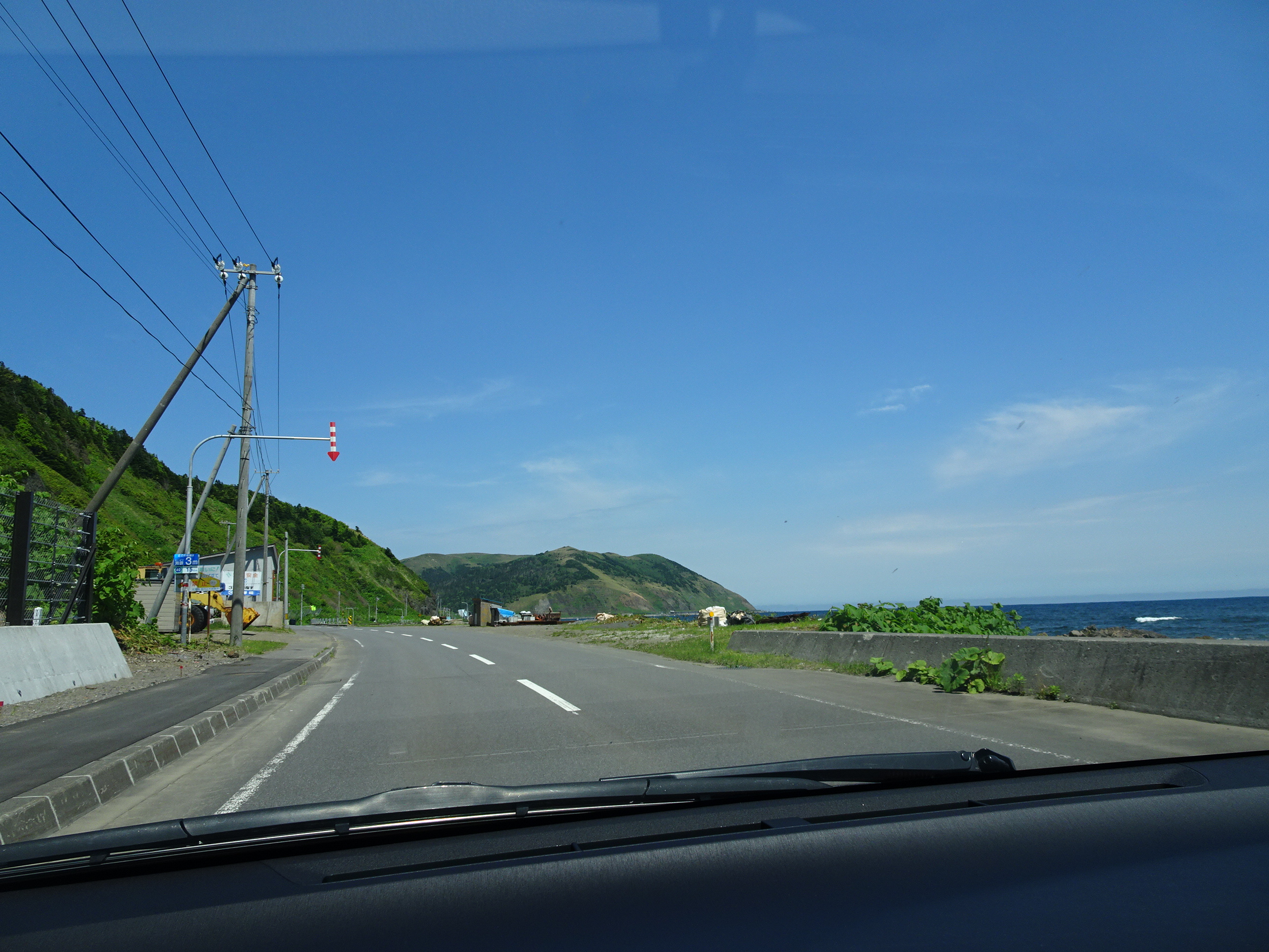 DSC02911　礼文島のレンタカーに乗り、記念すべき第一号の写真は　なんでもない風景.JPG